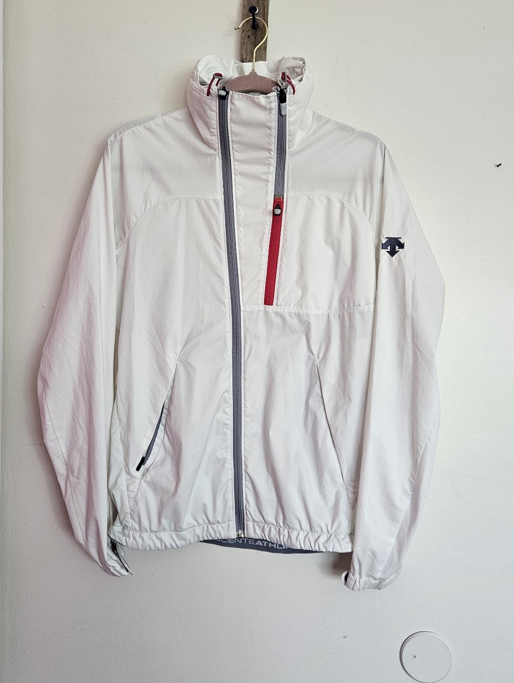 Descente Black Hooded Windbreaker Size S